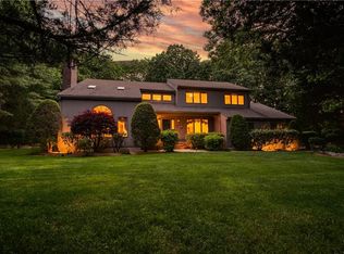 201 Larchwood Dr, Warwick, RI 02886