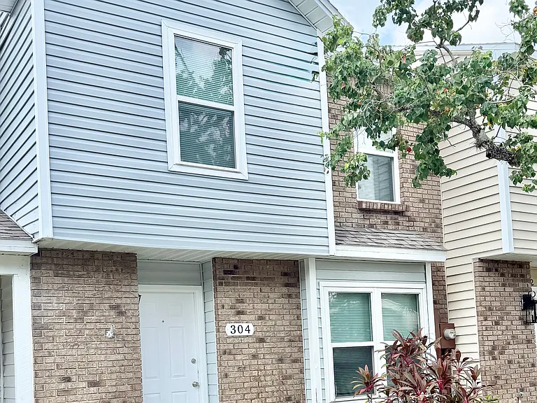 304 Woodgreen Ln — Photo 1