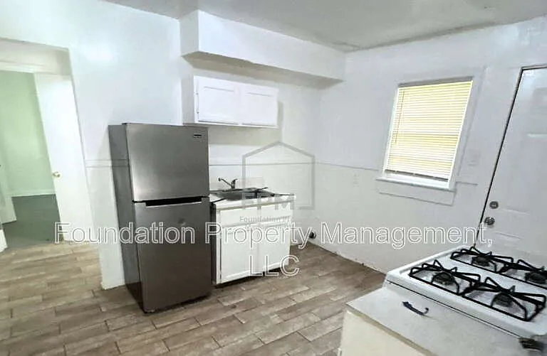 2320 E Warren St — Photo 5