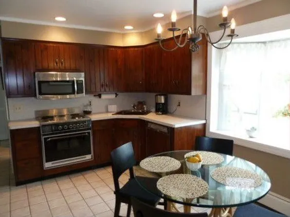 28 Eve Ln, Levittown, NY 11756