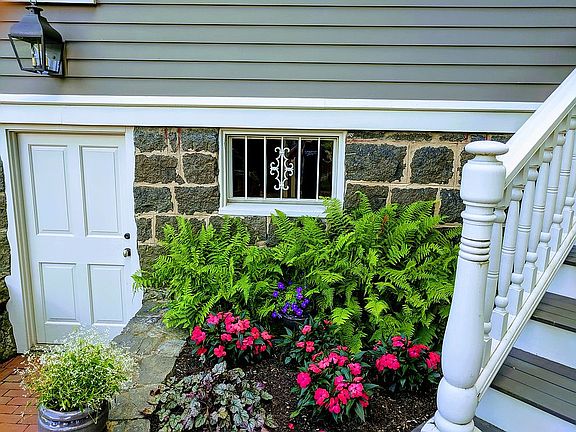 Walk-in basement entry