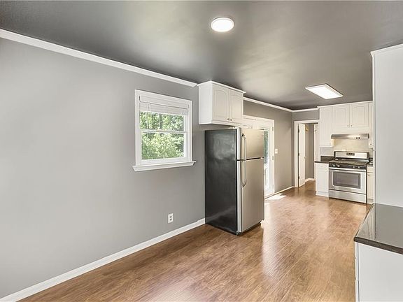 3rd image of 942 N Crestview Dr