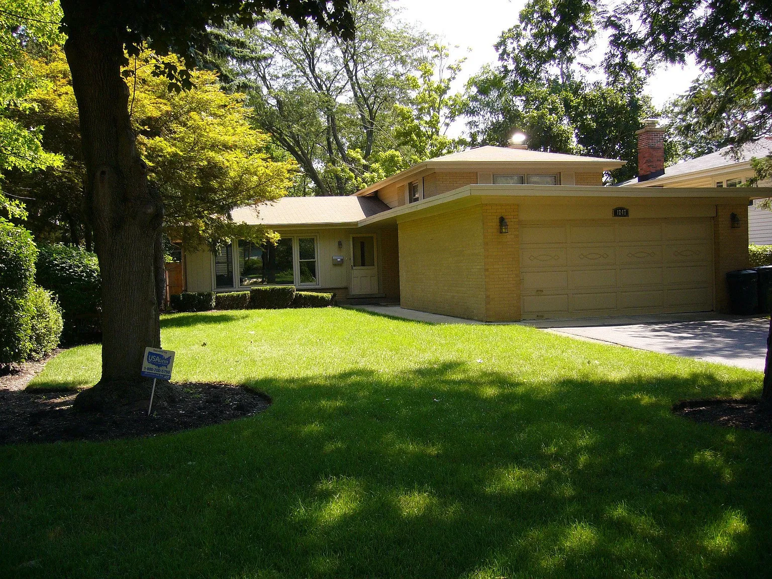 1247 Oxford Rd photo 1