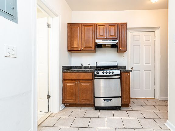 2nd image of 11921 Metropolitan Ave APT 1L