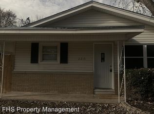 2215 N Travis Ave, Springfield, MO 65803