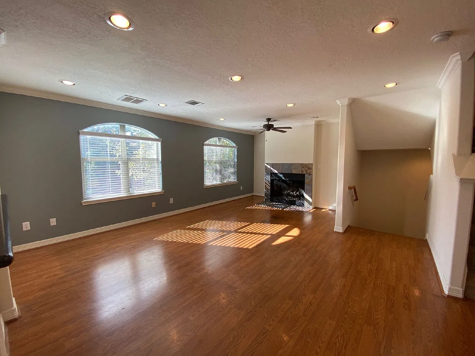 3 bed, 3.5 bath, 1962 sqft, $2,050 — Photo 1