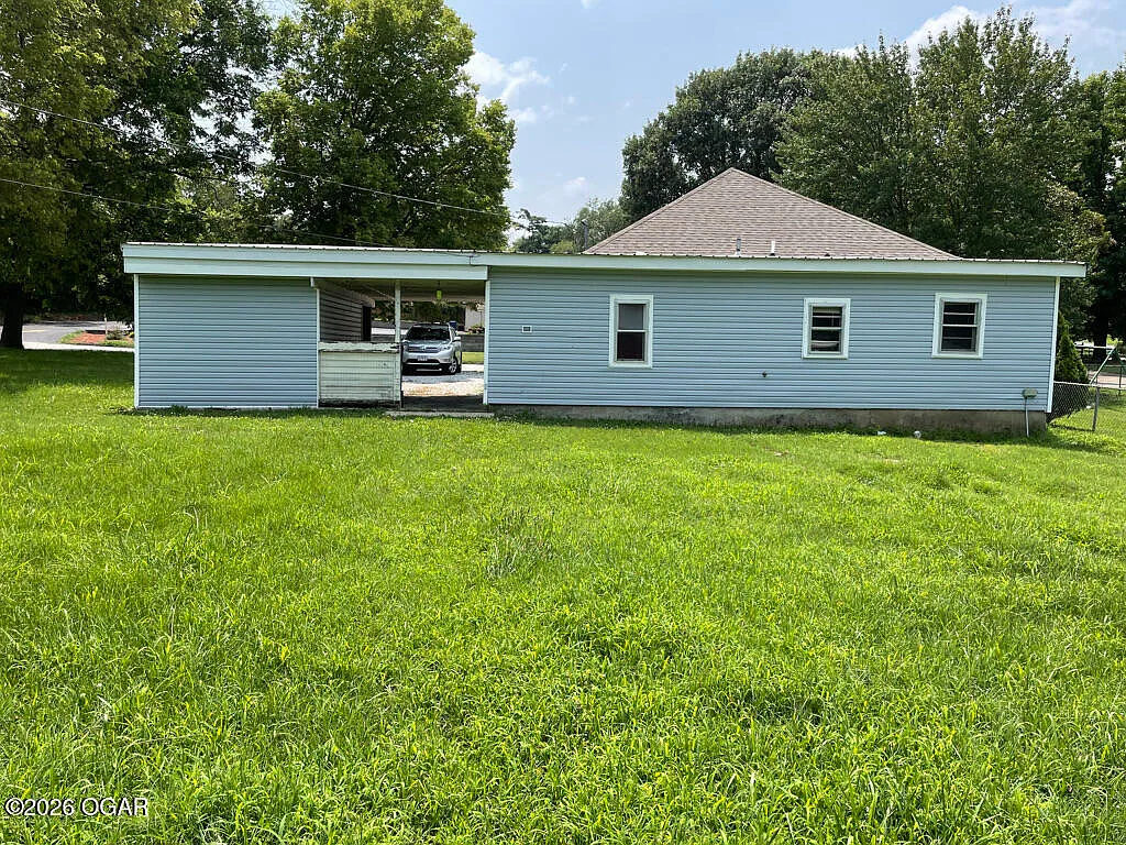 3 bed, 2.0 bath, 1100 sqft, $1,100 — Photo 2