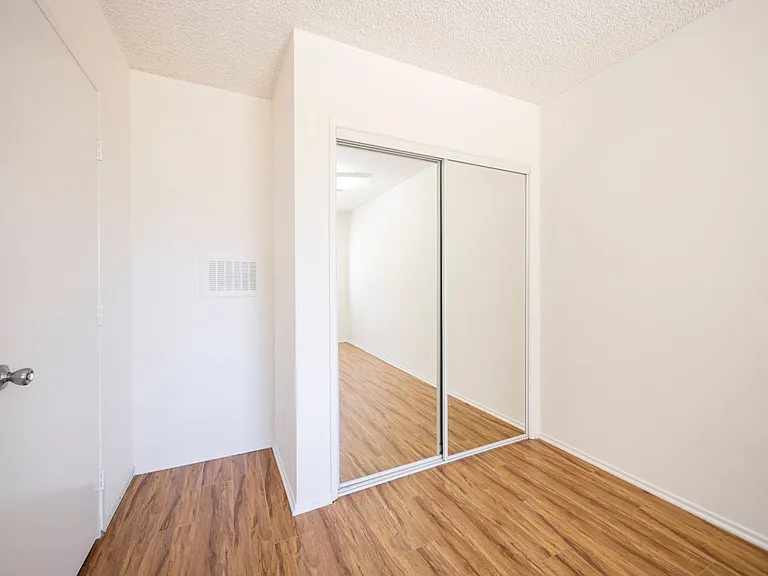 15925 Victory Blvd — Photo 36