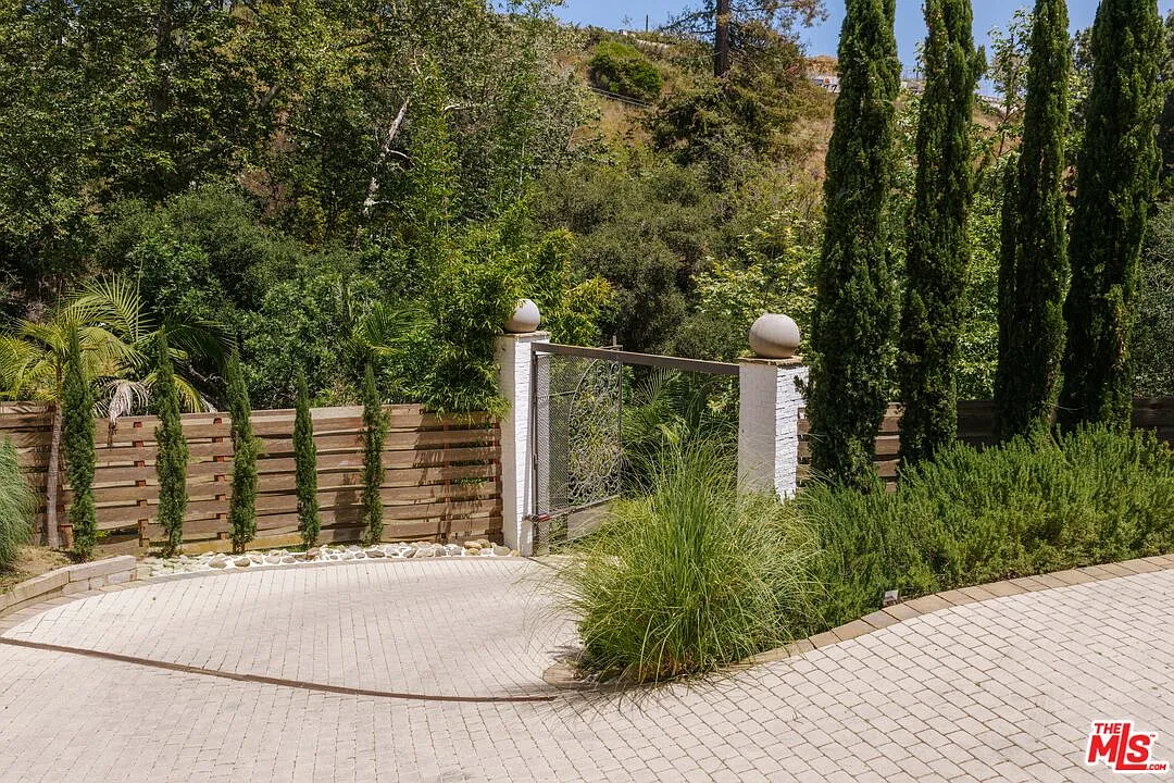 8 bed, 11.0 bath, 10000 sqft, $85,000 — Photo 3