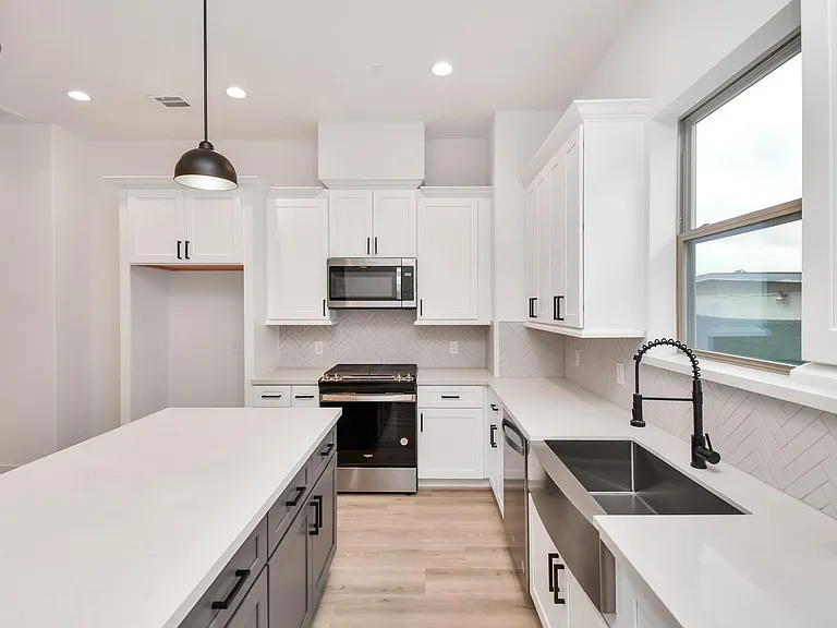 2313 Eagle St — Photo 8
