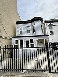 Rented by R New York