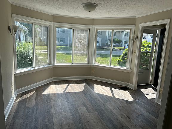 2nd image of 18 Meadowlawn Dr Unit 10