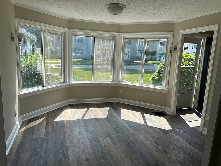 18 Meadowlawn Dr #10 — Photo 2