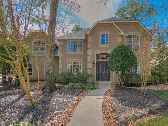 Gorgeous curb appeal on this Lifeforms home! Hard to find lot and great location!