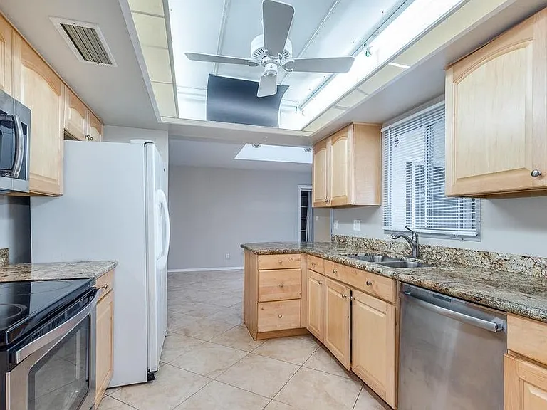 2439 E Del Rio Dr — Photo 27