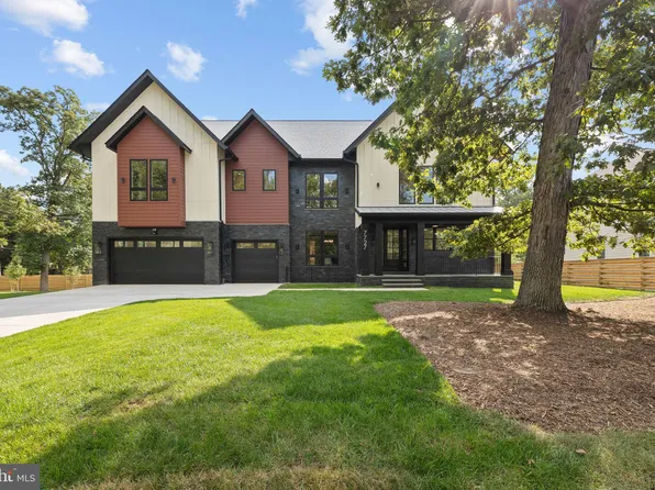 7727 Helena Dr, Falls Church, VA 22043