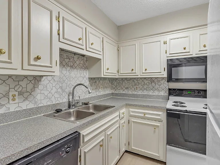 764 Fox Ridge Dr — Photo 5
