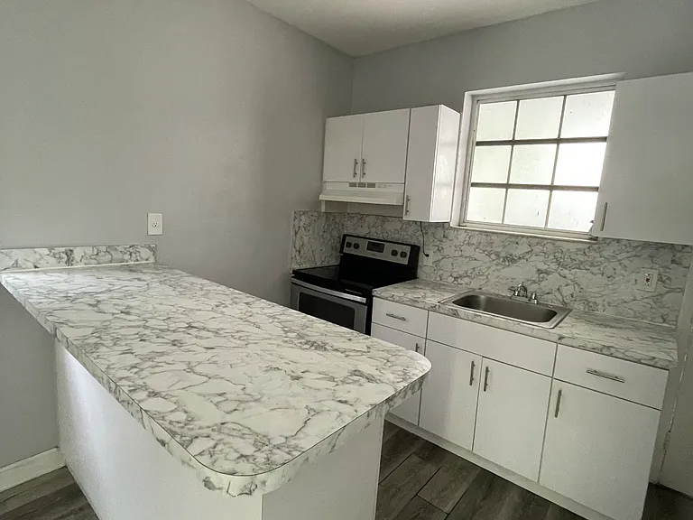 851 SW 4th St #9 — Photo 3