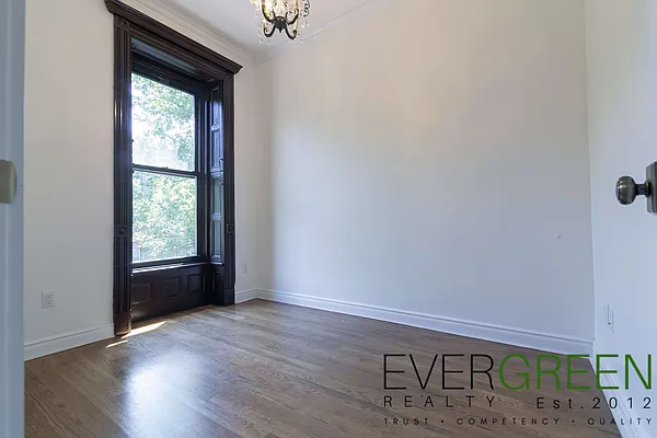 Rented by Evergreen Apartments BK | media 5