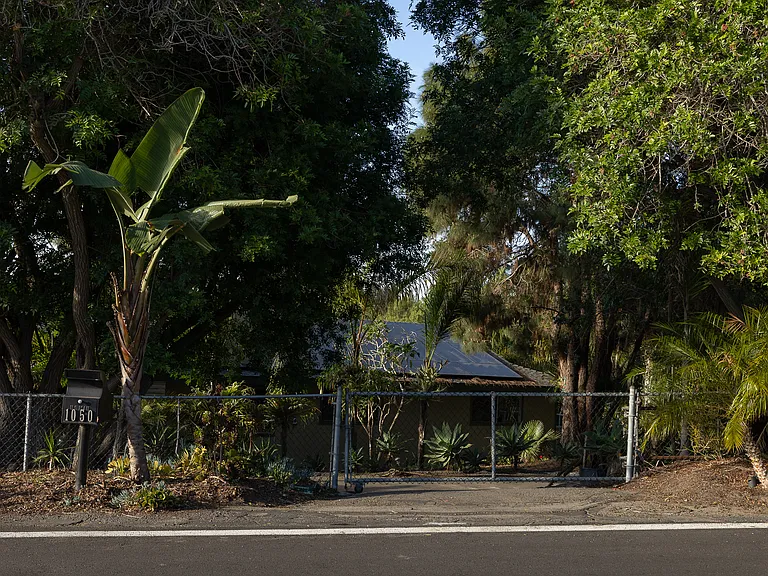 1050 Highland Dr — Photo 4
