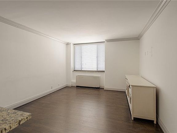 5th image of 700 E 8th St Unit 7G