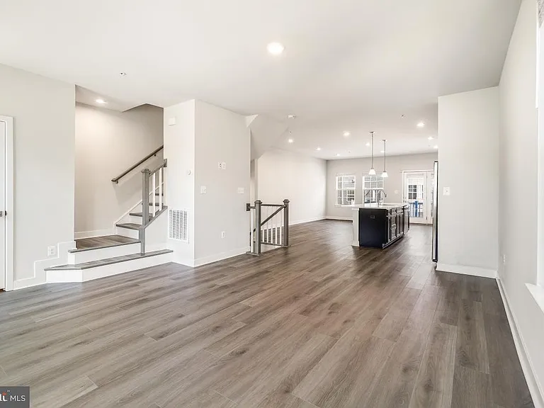 16328 Fife Way — Photo 8