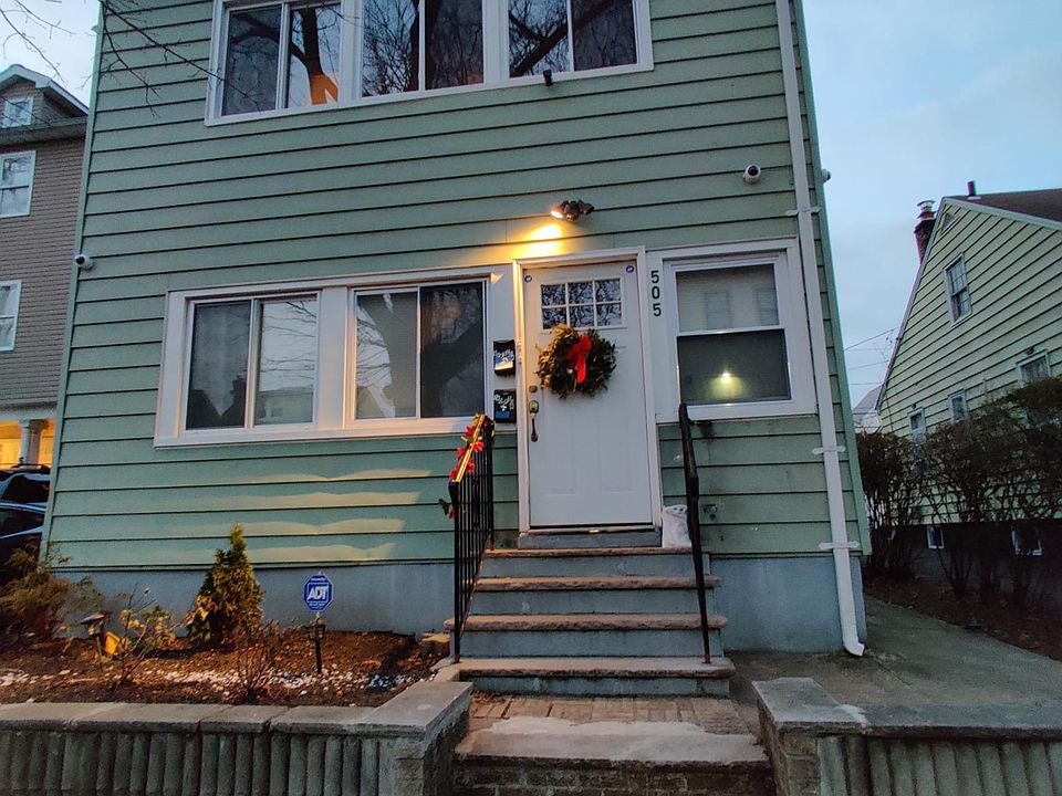 1st image of 505 S Clinton St Floor 2