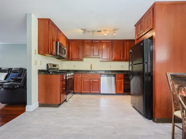 2410 Skyline Dr Unit 7, Lowell, MA 01854