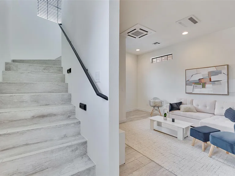 808 E Lydia St — Photo 15