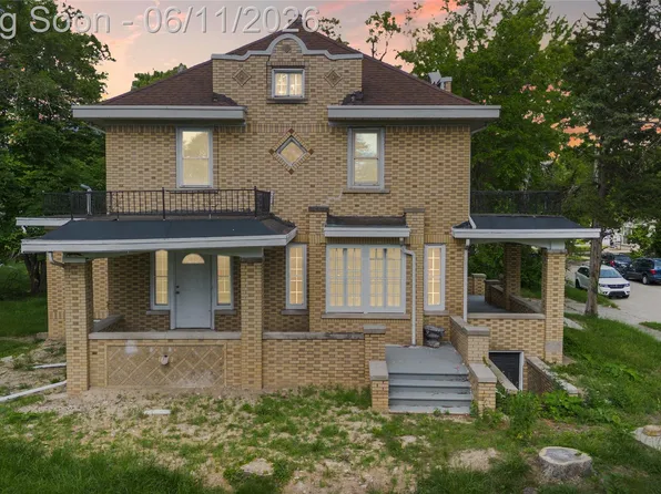21855 Schoenherr Rd, Warren, MI 48089