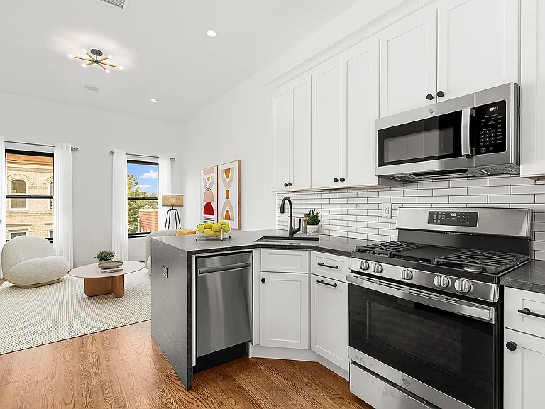 62 Newel St #3R — Photo 5