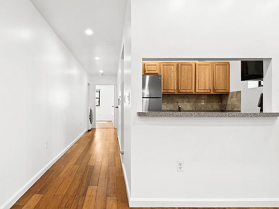 3rd image of 112 Pulaski St Floor 1