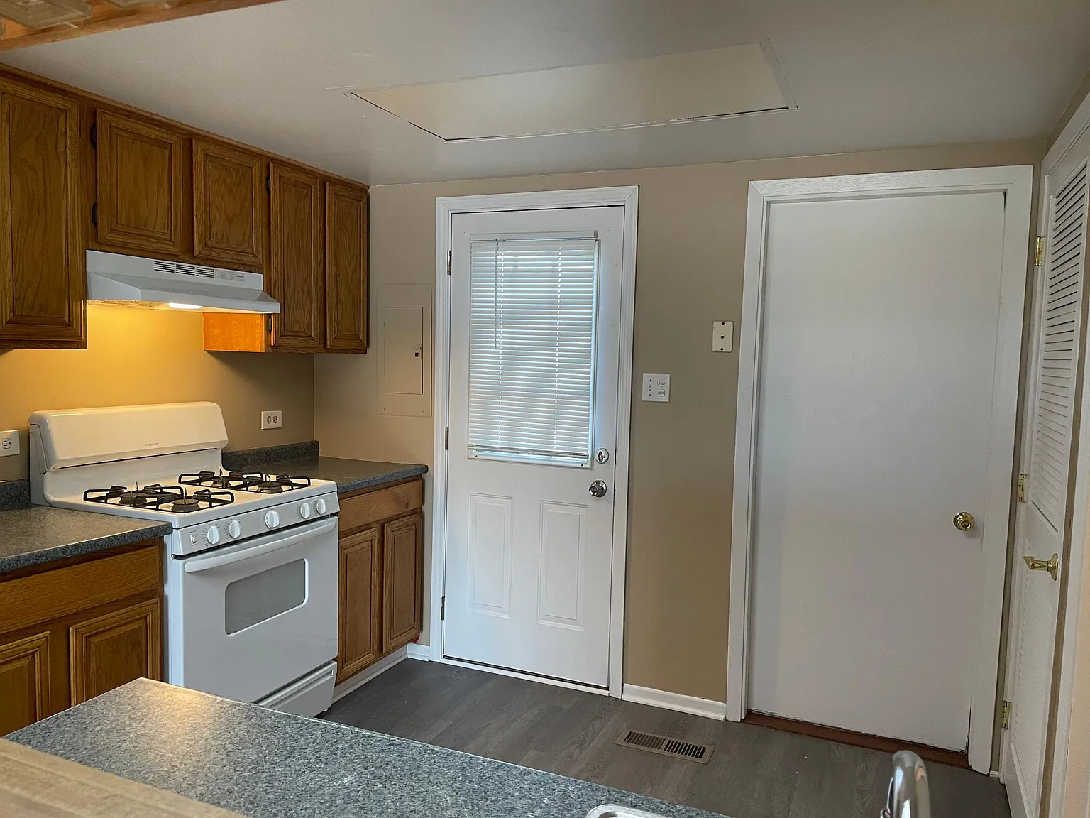 3 bed, 1.5 bath, 1160 sqft, $2,000 — Photo 4