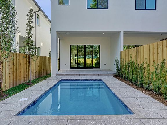 2nd image of 606 SW 7TH Avenue
