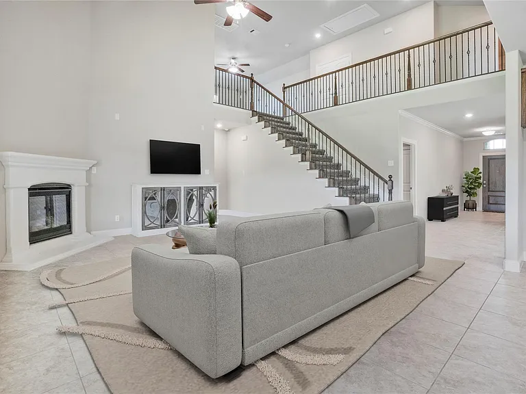 276 Goliad Trl — Photo 3