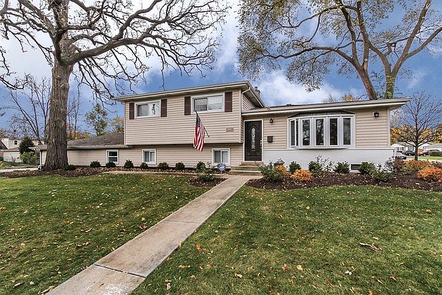 1st image of 300 Crestwood Dr