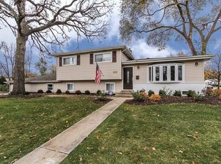 300 Crestwood Dr, Roselle, IL 60172