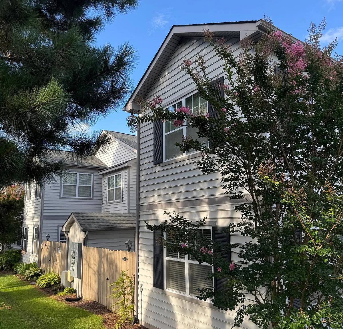3 bed, 2.5 bath, 1800 sqft, $2,600 — Photo 2