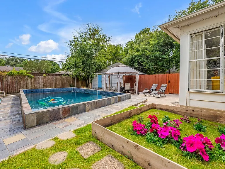 2240 Lawndale Dr — Photo 24