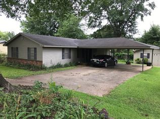 2068 Oakhurst Dr, Grenada, MS 38901