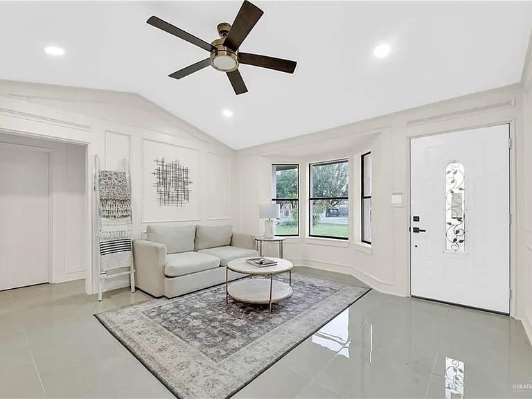 4406 Alejandro St — Photo 2