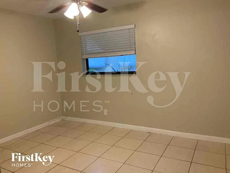 1302 Crest Dr — Photo 7