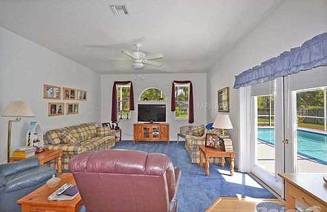 3rd image of 1110 Oleander St