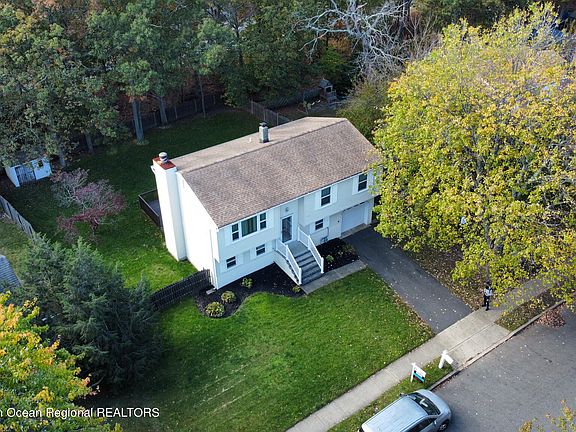 3rd image of 922 Morris Avenue