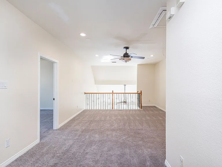 2905 Preston Ln — Photo 3