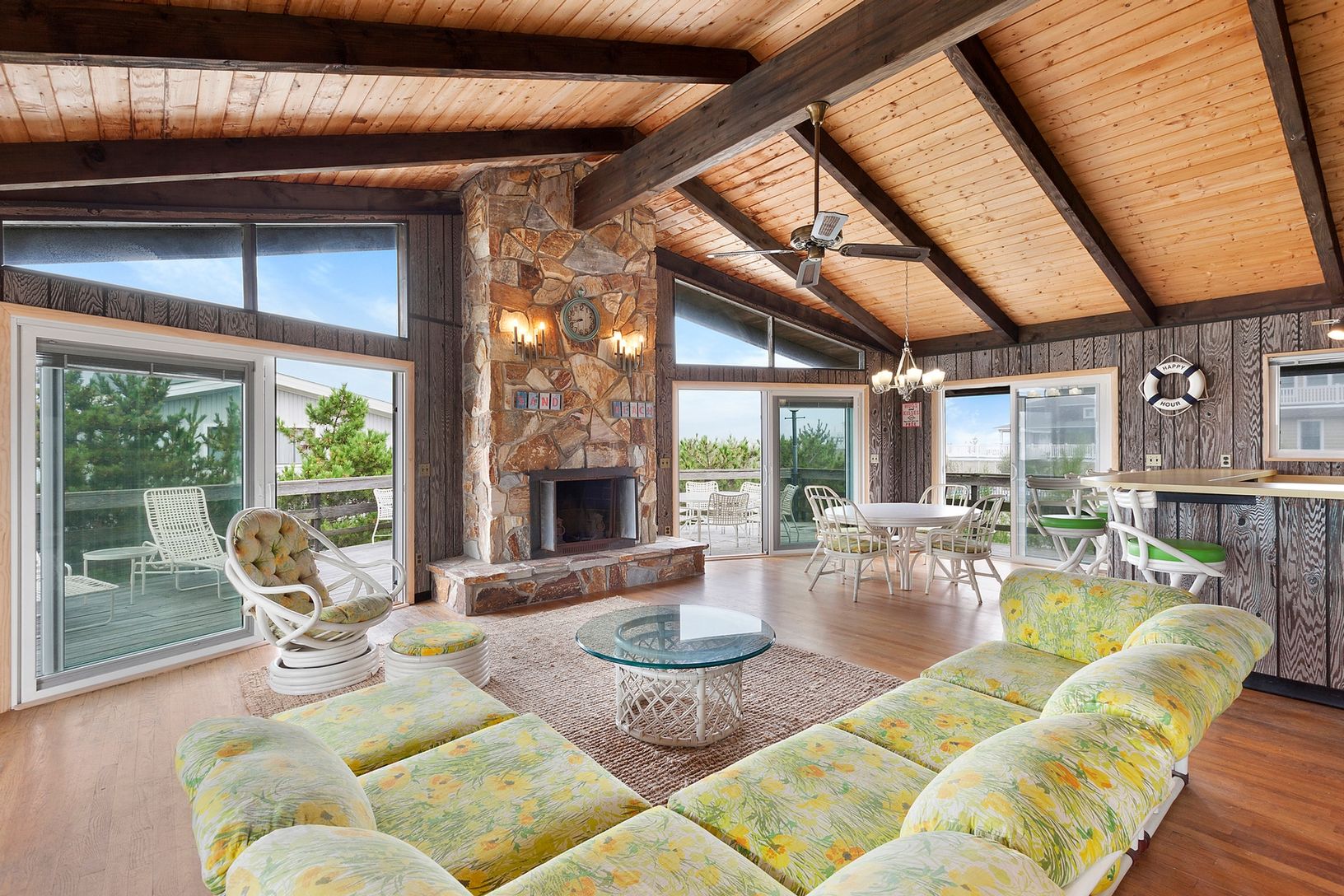  Living Room & Fireplace