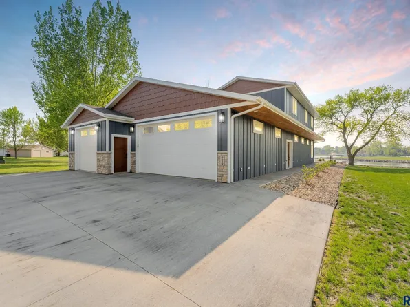 6639 Peninsula Point, Wentworth, SD 57075