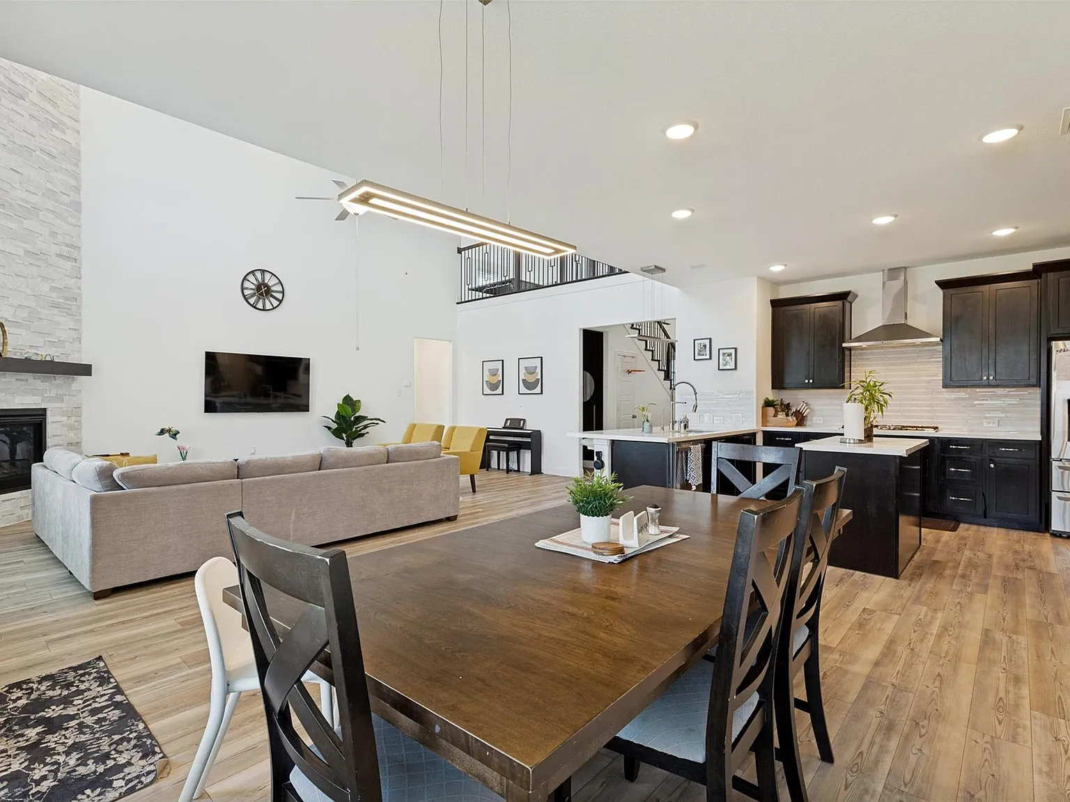 5 bed, 4.5 bath, 3686 sqft, $3,999 — Photo 4