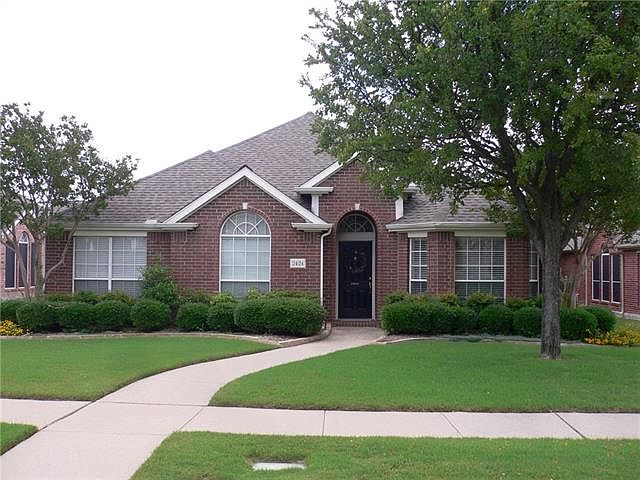 1st image of 2424 Ravenhurst Dr