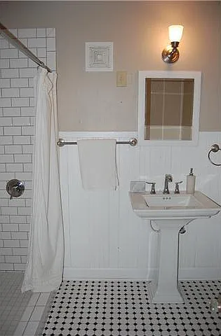 4505 Avenue H #B — Photo 1